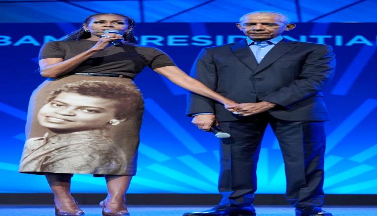 بإطلالة ساحرة من دار «أكني ستوديوز» السويدية.. من هي المرأة التي ظهرت صورتها على تنورة ميشيل أوباما؟