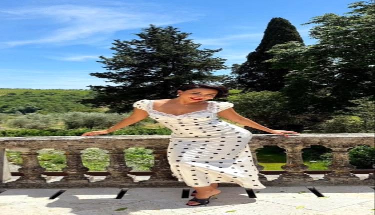 ميس حمدان تستعرض جمالها بفستان Polka Dots ودانتيل أنثوي ساحر (صور)