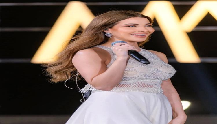 نانسي عجرم تبرز بجمالها بإطلالة بيضاء كلاسيكية