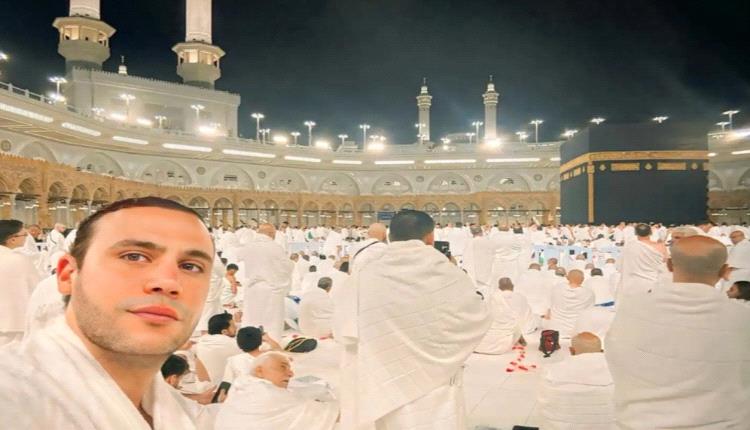 محمد إمام يؤدي مناسك العمرة بعد حضوره العرض الخاص لفيلم «صقر وكناريا» في السعودية