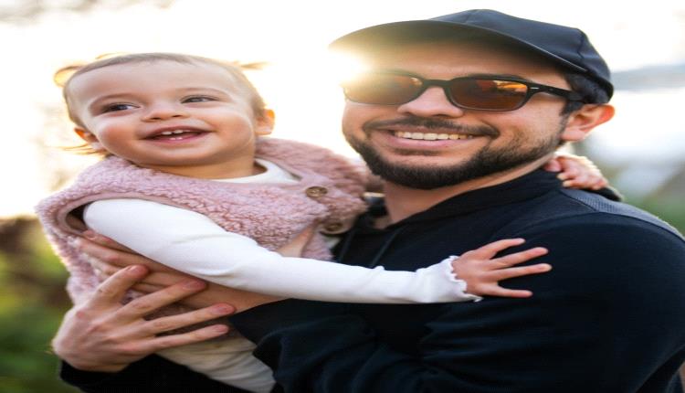الملكة رانيا تهنئ الأمير الحسين بعيد ميلاده الـ 32 بصورة مميزة مع ابنته