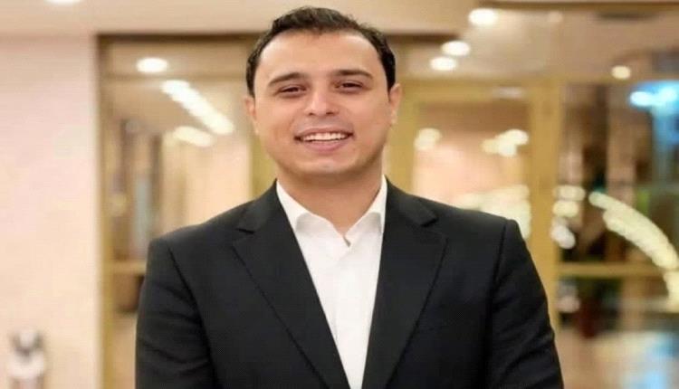 والد الفنان كريم عبد العليم ينهار باكياً في عزاء نجله وسط غياب لنجوم الفن