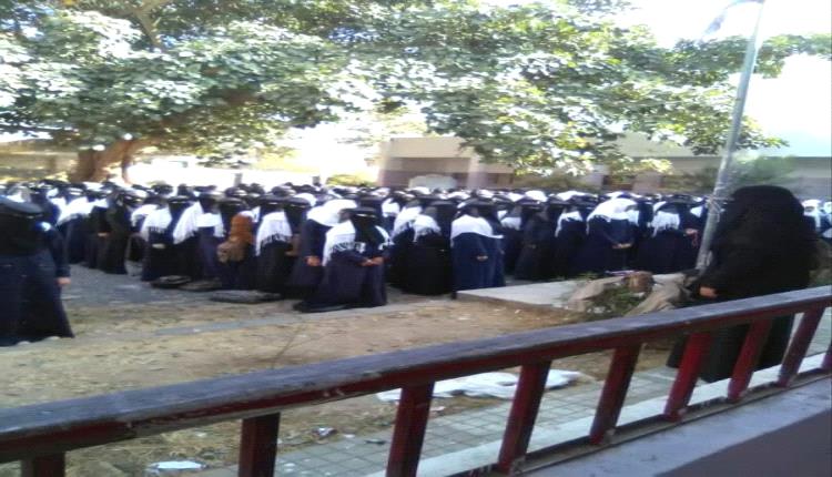 حادثة تهز هذه المحافظة.. قيادات بارزة تداهم مدارس البنات وتجبرهن على أمر صادم!