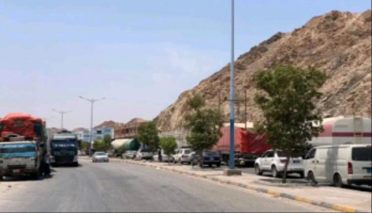 مواطنون في "ديس المكلا" يقطعون الطريق ويحتجزون شاحنات النفط احتجاجاً على انهيار الكهرباء