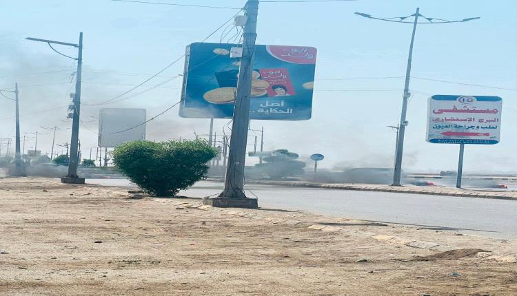 احتجاجات وقطع طرقات بعدن على خلفية اعتقال شاب بالمنصورة