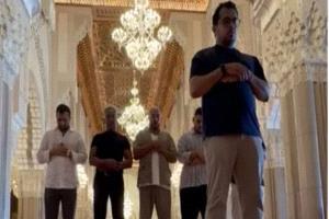 بعد الفنان الأمريكي جيانكارلو إسبوزيتو.. ماحقيقة إسلام المنتج البريطاني سايروس هومي باتيل بأحد مساجد السعودية؟