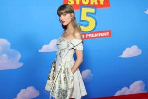 في العرض الأول بهوليوود.. تايلور سويفت تفاجئ جمهور  «Toy Story 5» بأغنية جديدة على البيانو ودويتو مع راندي نيومان