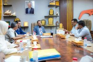 المحافظ شيخ يترأس اجتماعًا لمناقشة المشاريع الخدمية في العاصمة عدن