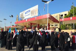 غضب نسوي يهز ساحة العروض بعدن احتجاجًا على انهيار الخدمات وغلاء المعيشة