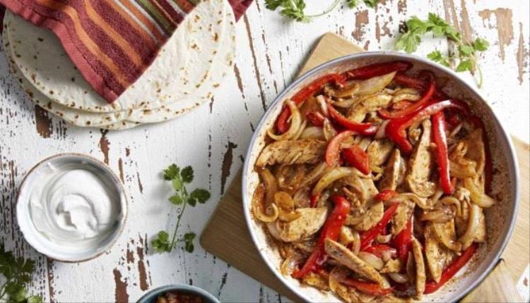 فاهيتا الدجاج المنزلية: وصفة لذيذة وسريعة لجميع أفراد العائلة