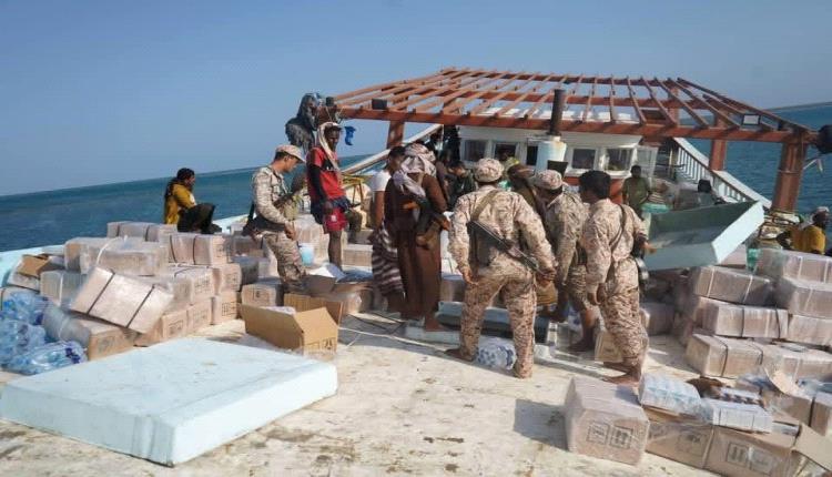 قوات العمالقة الجنوبية تضبط قارب تهريب قادم من ميناء بندر عباس الإيراني