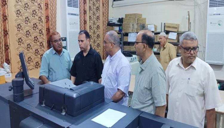 وزير التربية والتعليم (العبادي) يتفقد سير العمل بالمطبعة السرية ويطلع على الإعداد والتجهيزات للامتحانات الوزارية