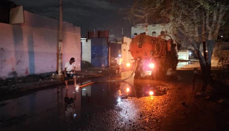 مؤسسة مياه عدن: نعمل بوتيرة عالية لمعالجة طفح مياه الصرف الصحي في الشيخ عثمان والمنصورة