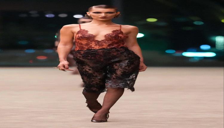 السجادة الحمراء تتوهّج مع ظهور بيلا حديد في عرض Saint Laurent