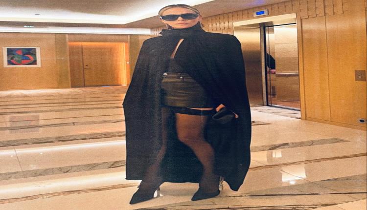 تشارليز ثيرون تجمع بين الأناقة والفخامة في أسبوع الموضة بباريس