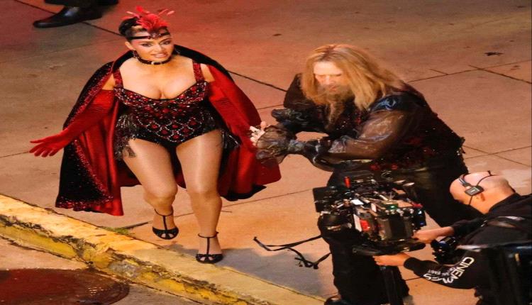 كيم كارداشيان تخطف الأضواء بإطلالة فاخرة مزينة بالجواهر