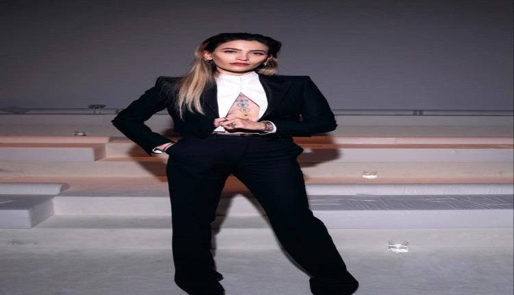 شاهدوا إطلالة باريس جاكسون المثيرة والأنيقة في أسبوع الموضة بباريس
