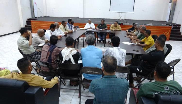 وكيل أول محافظة عدن يناقش مع إدارة صندوق النظافة تدشين حملة نظافة شاملة استعدادًا لعيد الفطر المبارك