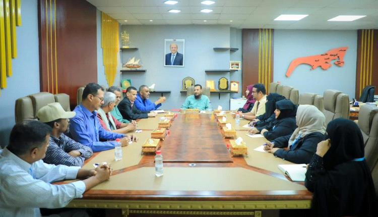 المحافظ شيخ يؤكد أن دعم العملية التعليمية في العاصمة عدن يمثل أولوية للسلطة المحلية