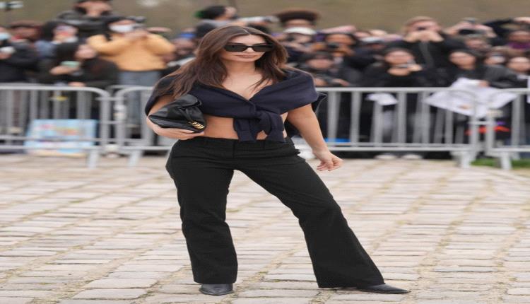 كارديجان مربوط بذكاء.. إطلالة مميزة لإميلي راتاجكوسكي على السجادة الحمراء