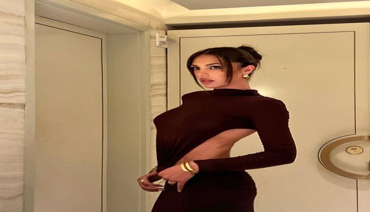 سيستين ستالون تكشف عن أسرار أناقتها في فستان ضيق طويل