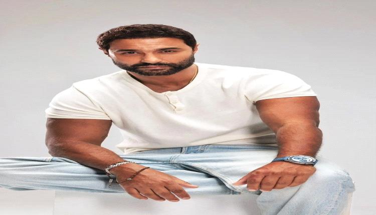 كريم فهمي يوضح موقفه من مواقع التواصل والوسط الفني