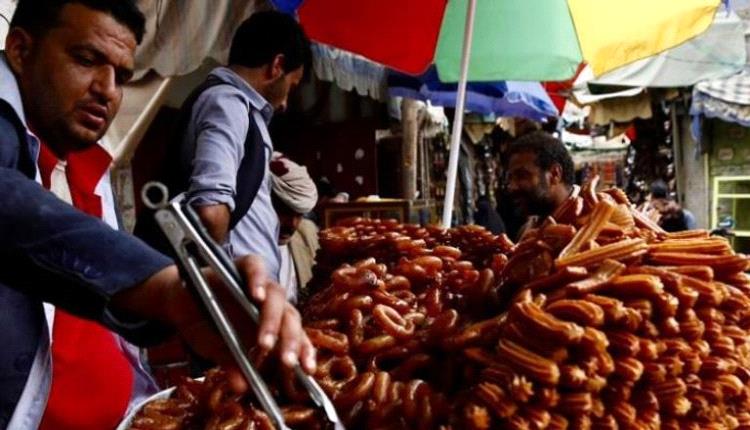 عبادة وعمل.. «رمضان» فرصة رزق لشباب اليمن