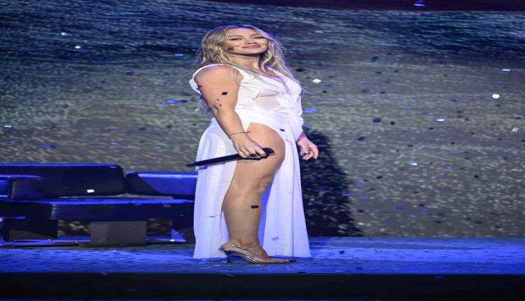 إطلالة جريئة لهيلاري داف بفستان مبلّل على مسرح جيمي فالون