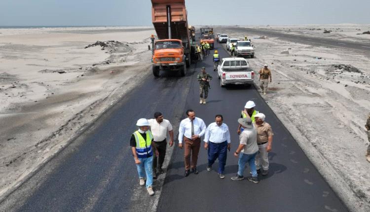 وزير الأشغال يطّلع على أعمال السفلتة في مشروع صيانة الخط الدولي (العلم – دوفس) بمحافظة أبين