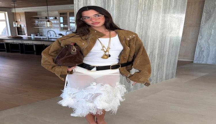 دوا ليبا تخطف الأنظار بإطلالة تجمع بين الشيفون والريش