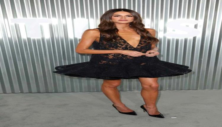 كايا غربر تخطف الأنظار بفستان دانتيل أسود قصير وتصميم توتو مبتكر