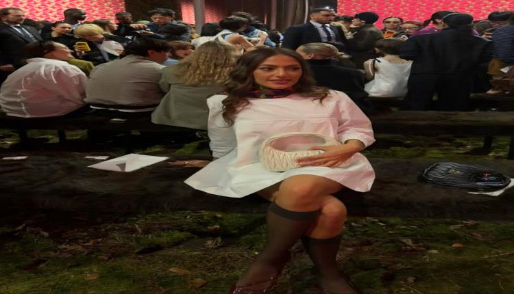 كنزي دياب تجمع بين الطابع الكلاسيكي والموضة الحديثة في فستان Miu Miu