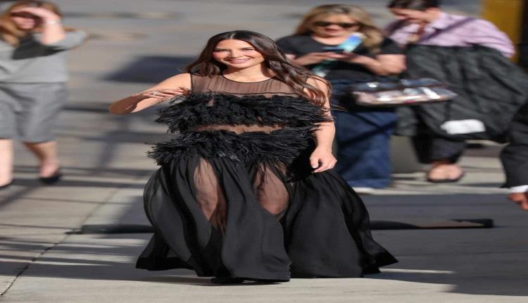 أوليفيا مون تخطف الأنظار بفستان أسود قصير شفاف مزين بريش أنيق