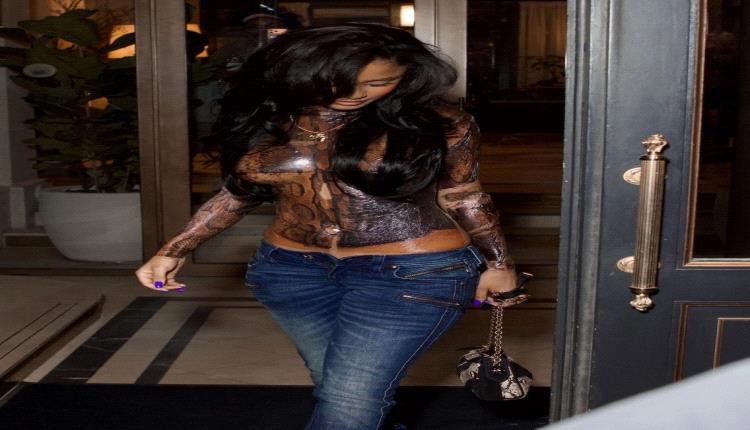 تايلا تبرز أسلوبها الجريء باستخدام وشم مؤقت كقميص في باريس