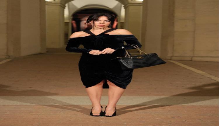 جورجينا رودريغيز تخطف الأنظار بفستان مخملي أسود في عرض Valentino