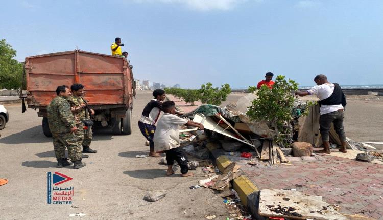 حملة ميدانية لإزالة العشوائيات والمخالفات وضبط الشيش في كورنيشات خورمكسر