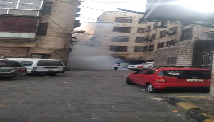 استمرار حملة الرش الضبابي لمكافحة البعوض بمديرية صيرة بالعاصمة عدن