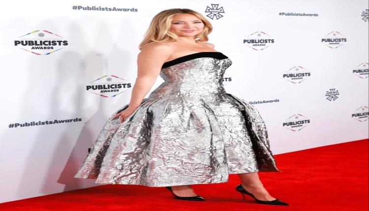 كيت هدسون تخطف الأنظار بفستان معدني من توقيع جورج شقرا