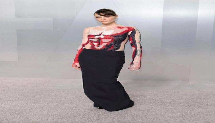 كارا ديليفين تخطف الأنظار بإطلالة مستوحاة من تيانا تايلور وTom Ford