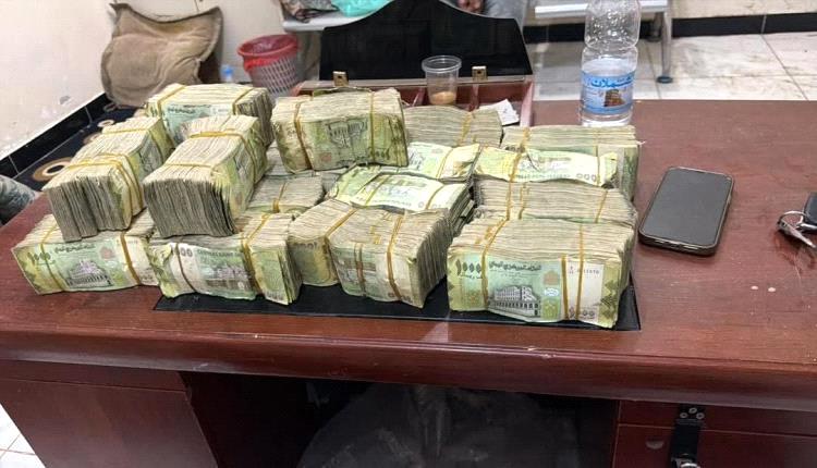 داخل كيس قمامة.. الشرطة تعيد 12 مليون ريال إلى صاحبها وتكشف تفاصيل واقعة مثيرة في عدن