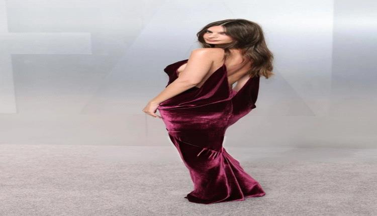 إميلي راتاجكوسكي تخطف الأنظار بفستان بفتحة صدر عميقة وفتحات جانبية