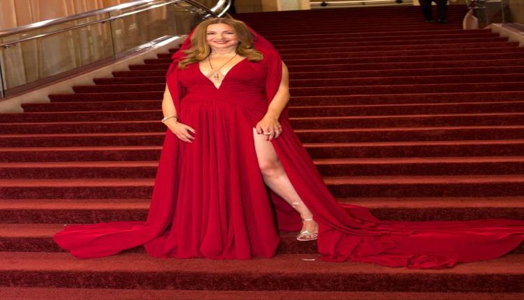 ريا أبي راشد تخطف الأنظار بفستان أحمر جريء على السجادة الحمراء