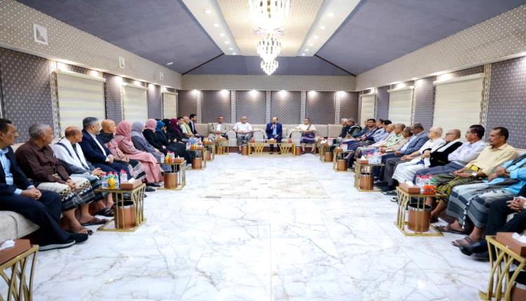 بحضور وزير التربية والتعليم العبادي.. رئيس الوزراء الزنداني يلتقي برؤساء جامعات وأكاديميين وتربويين