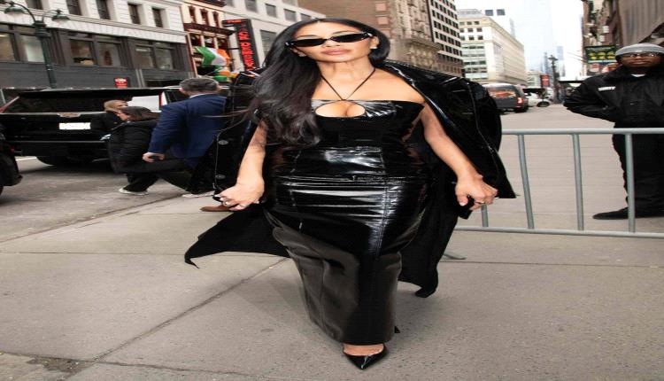 جاذبية وأناقة… نيكول شيرزينغر تظهر بفستان أسود ومعطف مستوحى من "ذا ماتريكس"