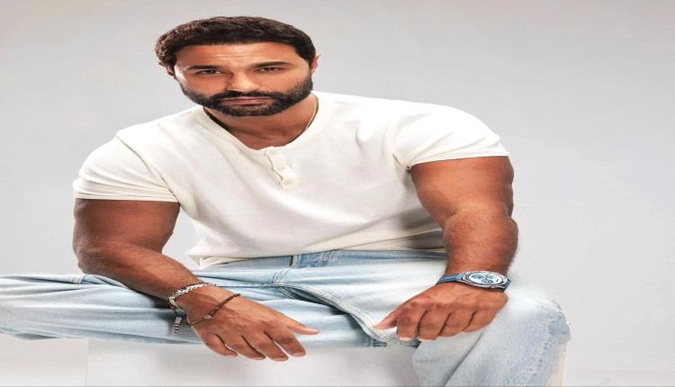 كريم فهمي يلفت الأنظار بإطلالاته الجريئة في مسلسل «وننسى اللي كان»