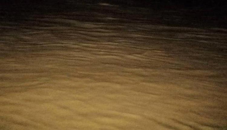 سيول الأمطار تقطع الطريق الدولي في وادي أحور وتوقف حركة المركبات