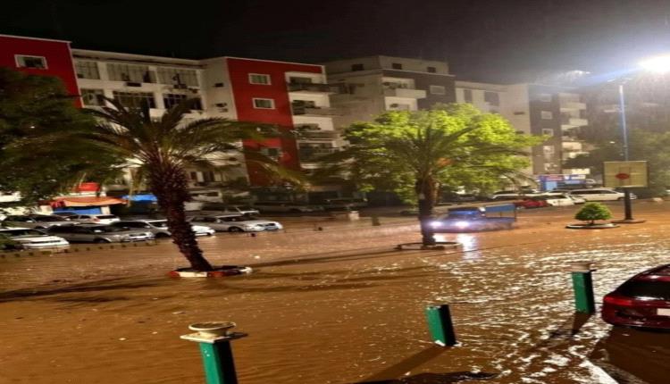 عقب أمطار غزيرة .. غياب للسلطة المحلية في شفط المياه وفتح الطرقات بالعاصمة عدن