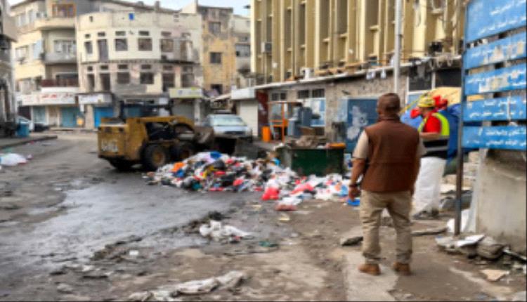 مدير عام صيرة يطلع على سير أعمال رفع مخلفات الأمطار في المديرية