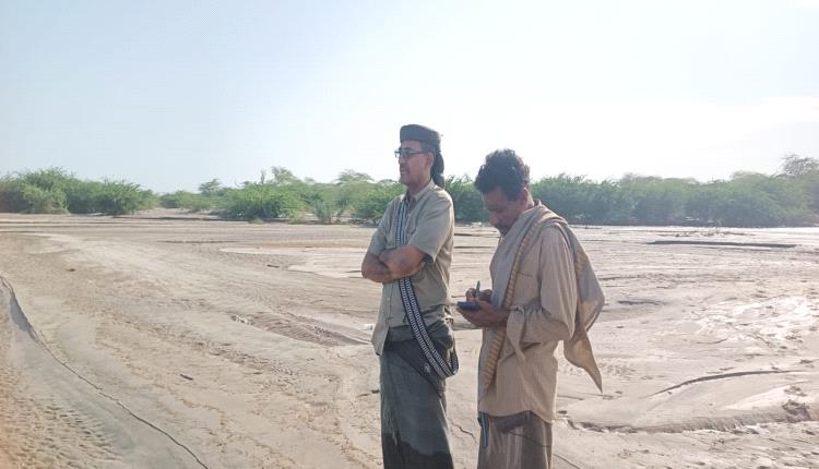 مدير عام أحور يشرف على إعادة فتح الطريق في وادي أحور بعد إزالة مخلفات السيول