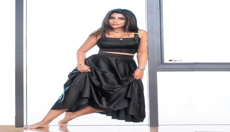 آيتن عامر تختار فستاناً قصيراً يبرز جمال خطوطها وأنوثتها